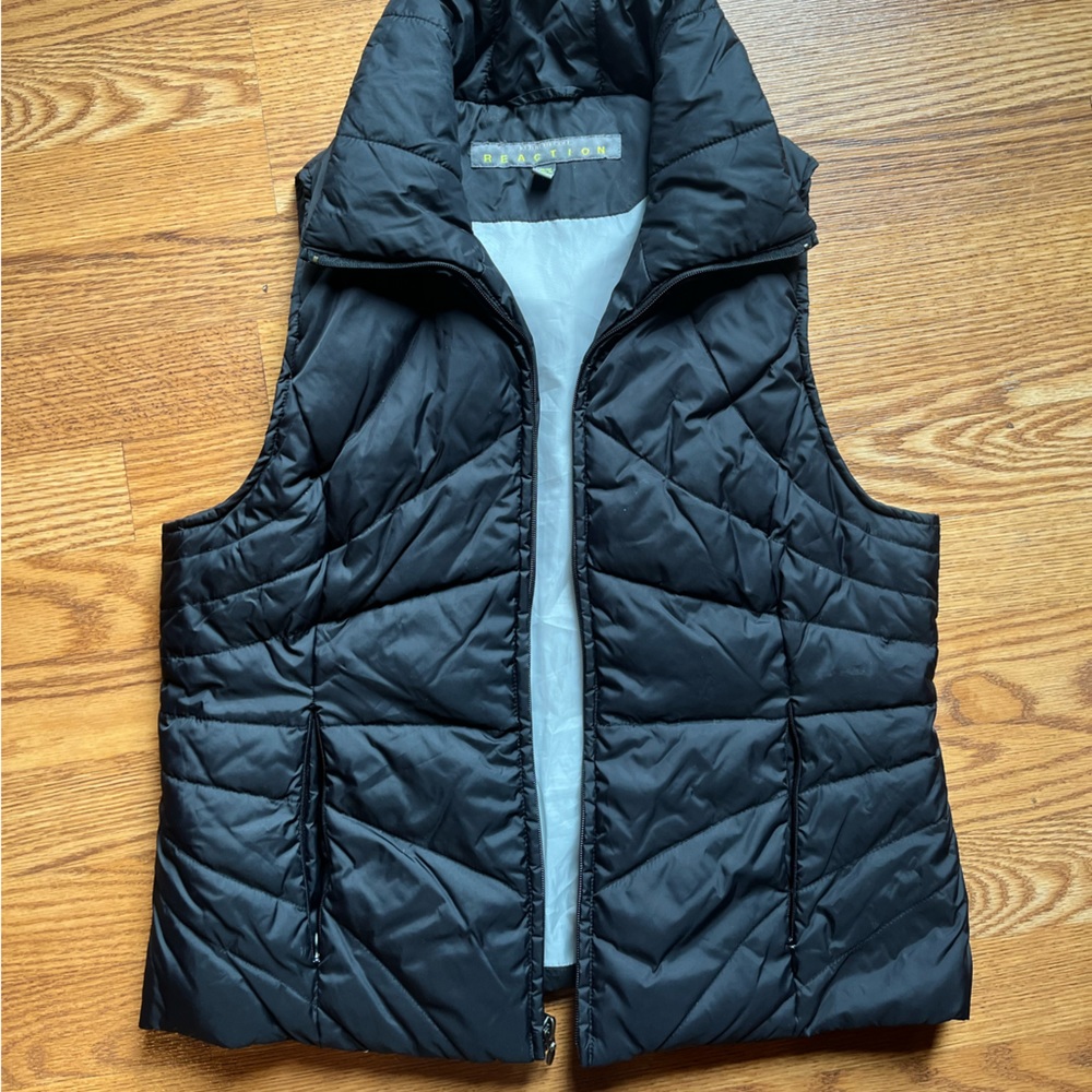 perfect black puffer vest size medium / small collar and fleece kenneth cole